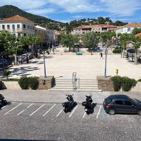 Au Coeur Du Village Et Proche Bord De *