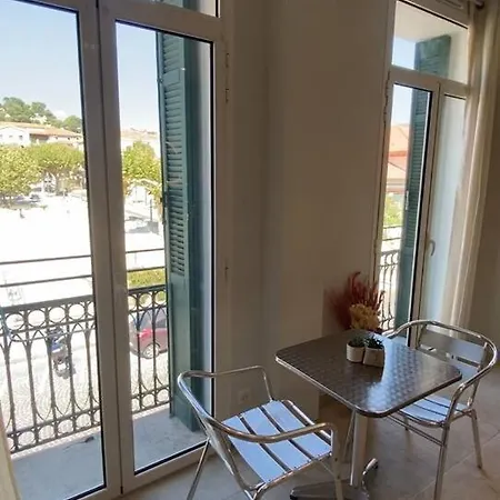 Au Coeur Du Village Et Proche Bord De Διαμέρισμα